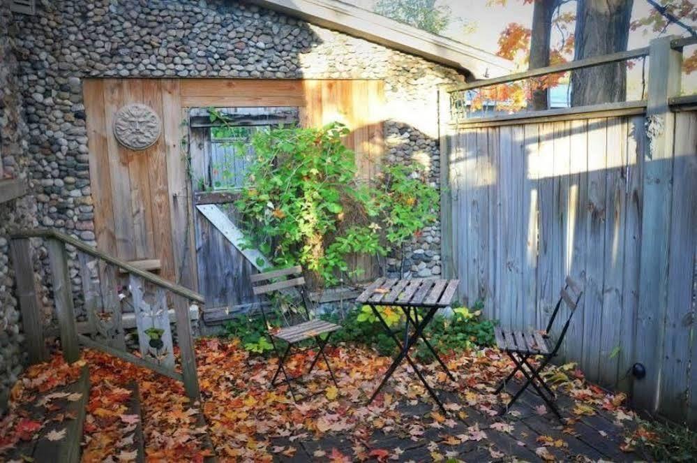 Aberdeen Stone Cottage B&B Traverse City Exterior photo